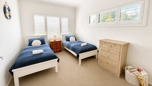 4 bedrooms, iron/ironing board, internet, bed sheets - Sea Breeze On Carroll (Mollymook)