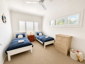 4 bedrooms, iron/ironing board, internet, bed sheets - Sea Breeze On Carroll (Mollymook)
