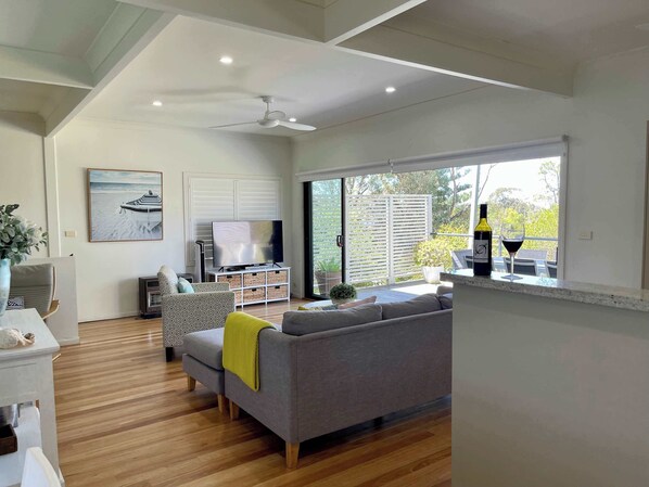 Televisión, libros y oficina 