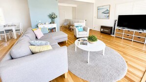 TV, offices - Sea Breeze On Carroll (Mollymook)