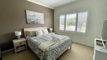 4 bedrooms, iron/ironing board, Internet, bed sheets