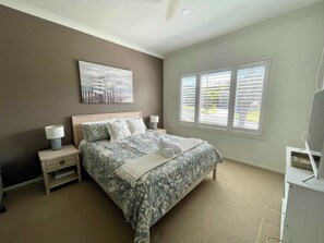 4 bedrooms, iron/ironing board, Internet, bed sheets