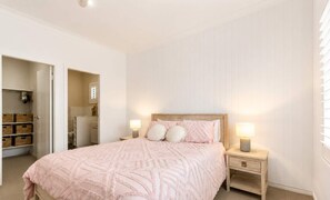 4 bedrooms, iron/ironing board, internet, bed sheets - Sea Breeze On Carroll (Mollymook)