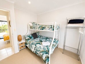 4 bedrooms, iron/ironing board, internet, bed sheets - Sea Breeze On Carroll (Mollymook)