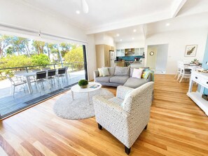 TV, offices - Sea Breeze On Carroll (Mollymook)