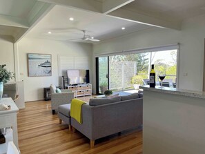 TV, offices - Sea Breeze On Carroll (Mollymook)