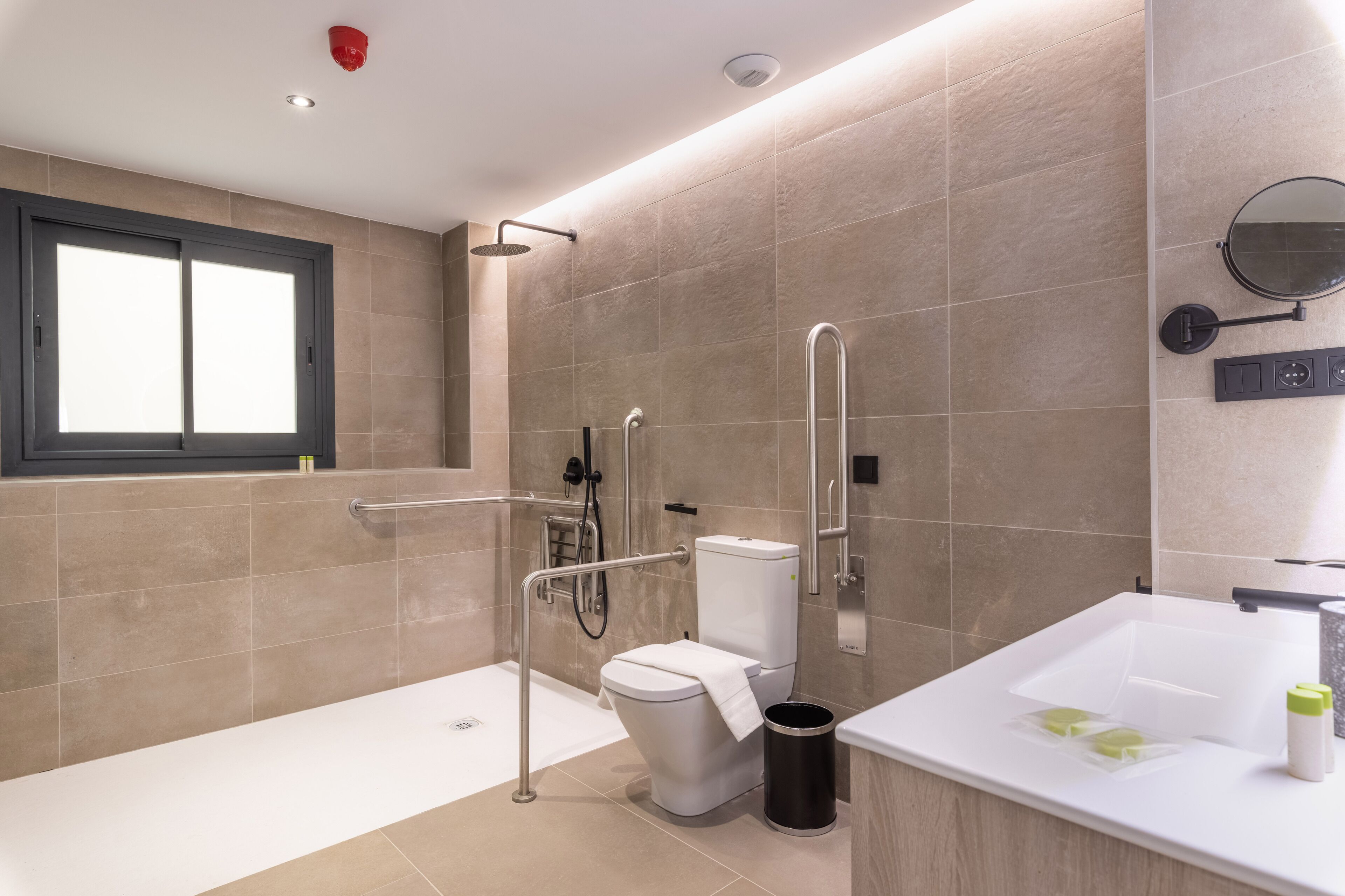 Un baño moderno con ducha, inodoro y lavamanos.