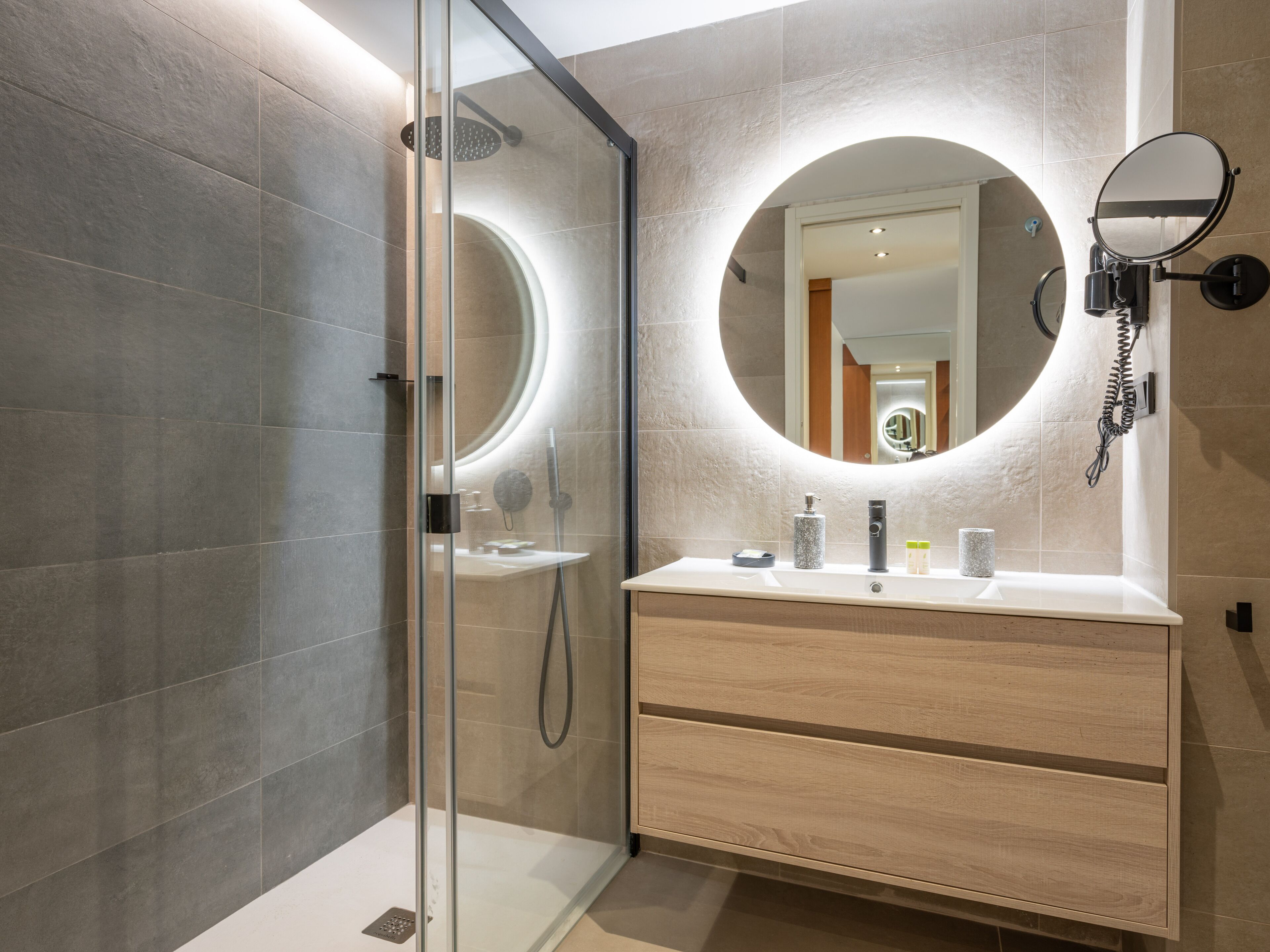 Superior Apartment | Bilik Mandi | Hulu semburan hidrourut, pengering rambut, tuala disediakan, sabun 