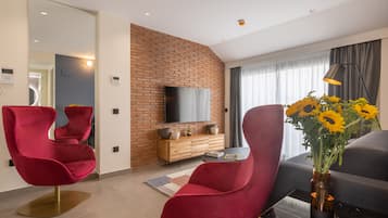 1 bedroom, Egyptian cotton sheets, premium bedding, down comforters