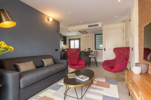 Deluxe Apartment | Living area | Smart TV - Homeart Apartments Soho (Málaga)
