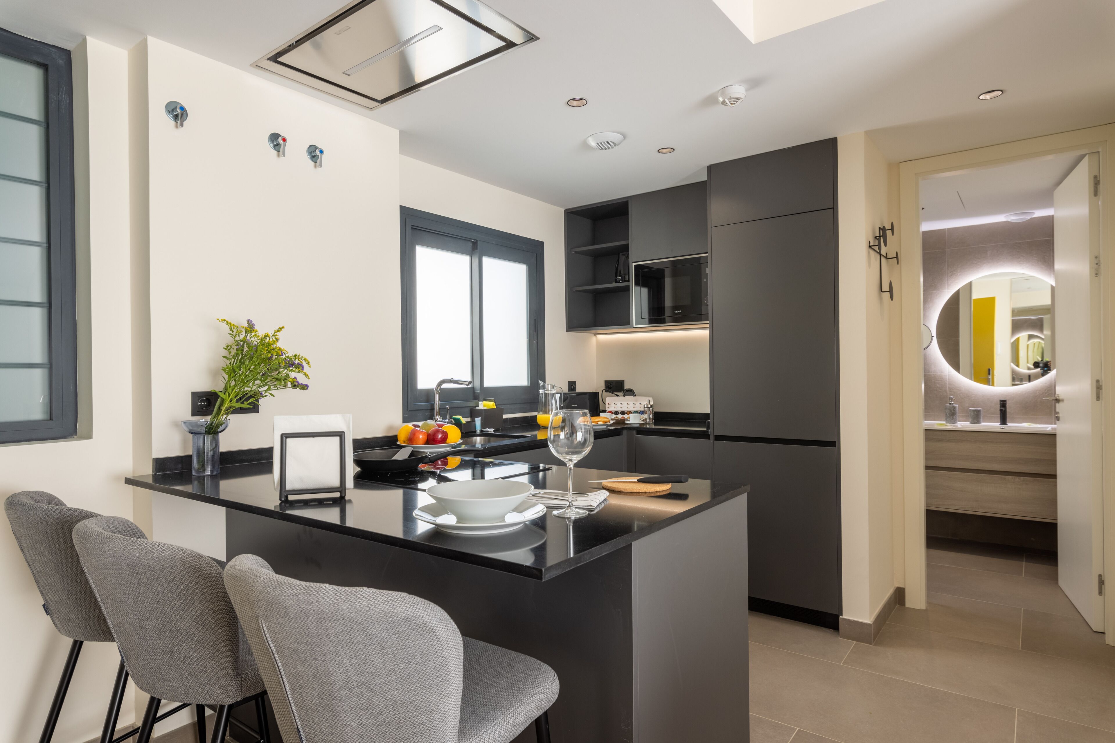 Private kitchen | Full-size fridge, microwave, oven, stovetop