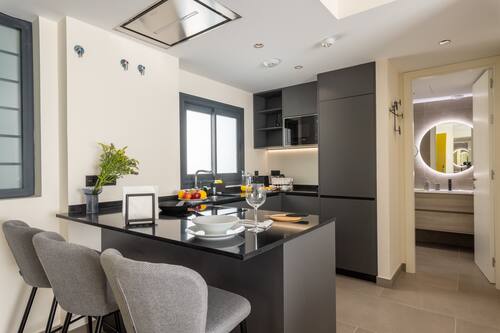 Private kitchen | Full-size fridge, microwave, oven, stovetop