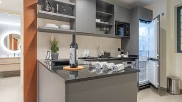 Departamento superior | Cocina privada | Refrigerador con congelador, microondas, horno y parrilla de estufa