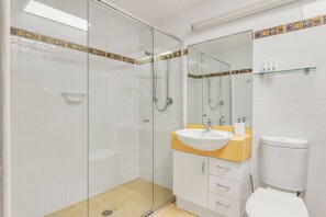 Combined shower/bathtub, towels