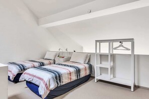 3 bedrooms, iron/ironing board, WiFi, bed sheets - Riversdale Retreat Ocean Views Mollymook - Elegant Mollymook retreat between golf course & beach. Ocean views (Mollymook)