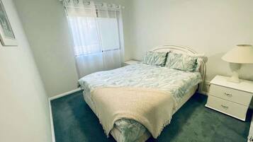 2 bedrooms, iron/ironing board, WiFi