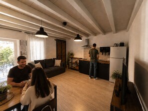 Smart TV - Borgovivobg Apt1  Stylish  Apartment + Courtyard • Sleeps 4 • Bergamo Center (Bergamo)