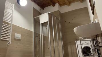 Haartrockner, Handtücher, Seife, Shampoo