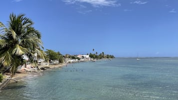 Sulla spiaggia, lettini da mare, teli da spiaggia