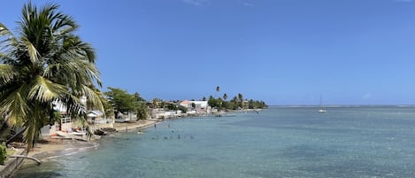 Na praia, espreguiçadeiras, toalhas de praia 