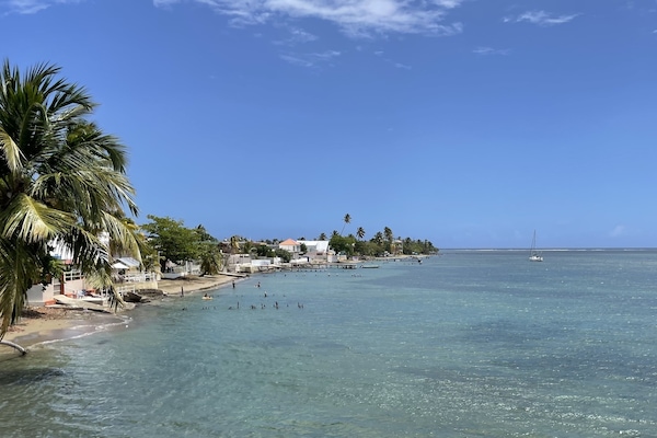 En la playa, sillas reclinables de playa, toallas de playa