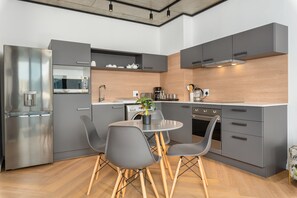 Kühlschrank, Mikrowelle, Ofen, Herdplatte