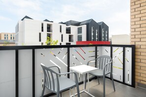 Outdoor dining - 1 Bedroom on Century City Urban Square (Cape Town)