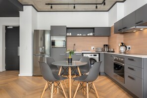 Kühlschrank, Mikrowelle, Ofen, Herdplatte