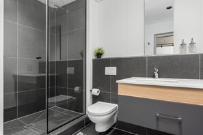 Dusche, Haartrockner, Handtücher, Toilettenpapier