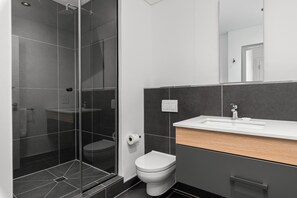 Shower, hair dryer, towels, toilet paper - Bridgewater One  | Netflix | Fibre (Cape Town)