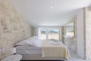 2 bedrooms, in-room safe, iron/ironing board, free WiFi