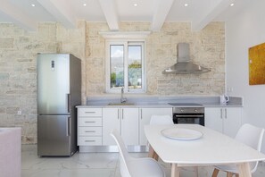 Fridge, oven, coffee/tea maker, electric kettle