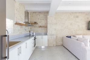 Réfrigérateur, four, cafetière/bouilloire, bouilloire électrique