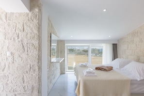 2 chambres, coffres-forts dans les chambres, fer et planche à repasser