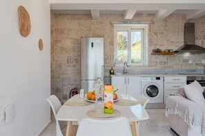 Fridge, oven, coffee/tea maker, electric kettle