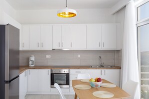 Fridge, microwave, oven, coffee/tea maker
