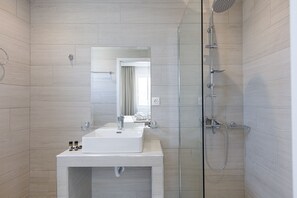 Shower, hair dryer, towels, shampoo