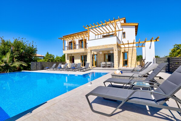 Luxury Villa | Terrace/patio