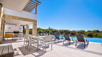 Luxury Villa | Terrace/patio