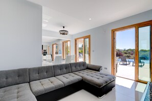 奢华别墅 | 起居区 | 52-英寸纯平电视（配备数码频道）、电视、Netflix