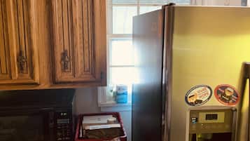 Lemari es kecil, microwave, dan mesin pencuci piring