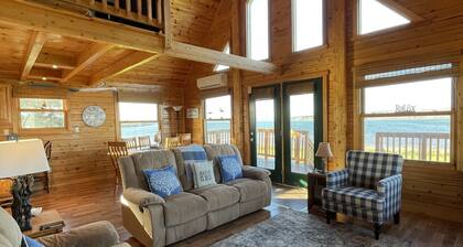 Water Front Log Cottage With Access To Outdoor Community Pool