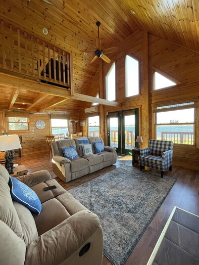 Water Front Log Cottage With Access To Outdoor Community Pool