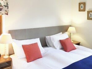 1 bedroom, free WiFi, bed sheets - Perfect getaway for two, in a picturesque setting. (Crieff)