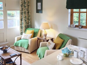 Living area - Perfect getaway for two, in a picturesque setting. (Crieff)