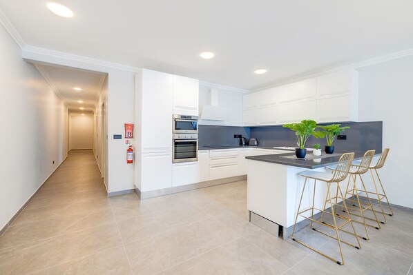 Refrigerador, microondas, horno y tetera eléctrica 