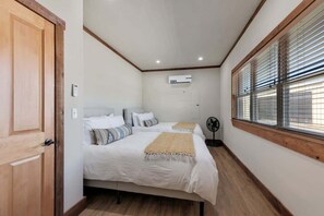 4 bedrooms, iron/ironing board, free WiFi, bed sheets