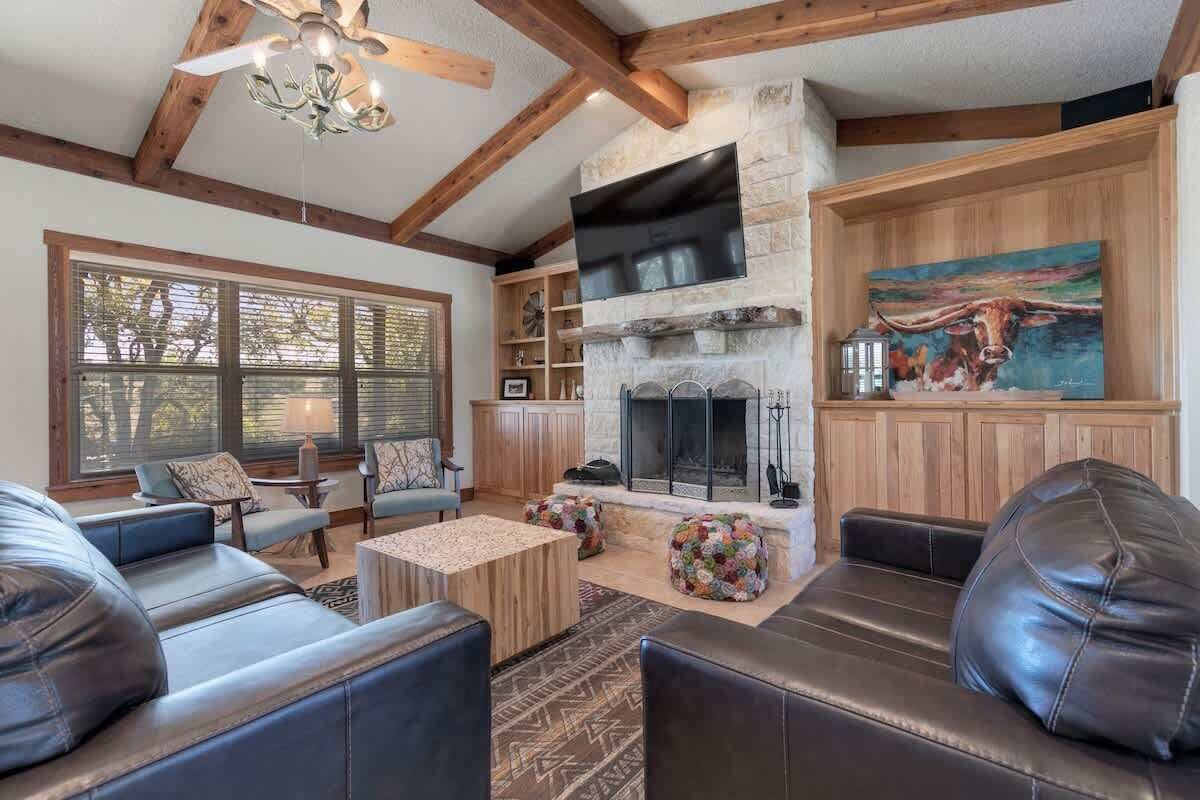 Smart TV, fireplace, ping pong, books