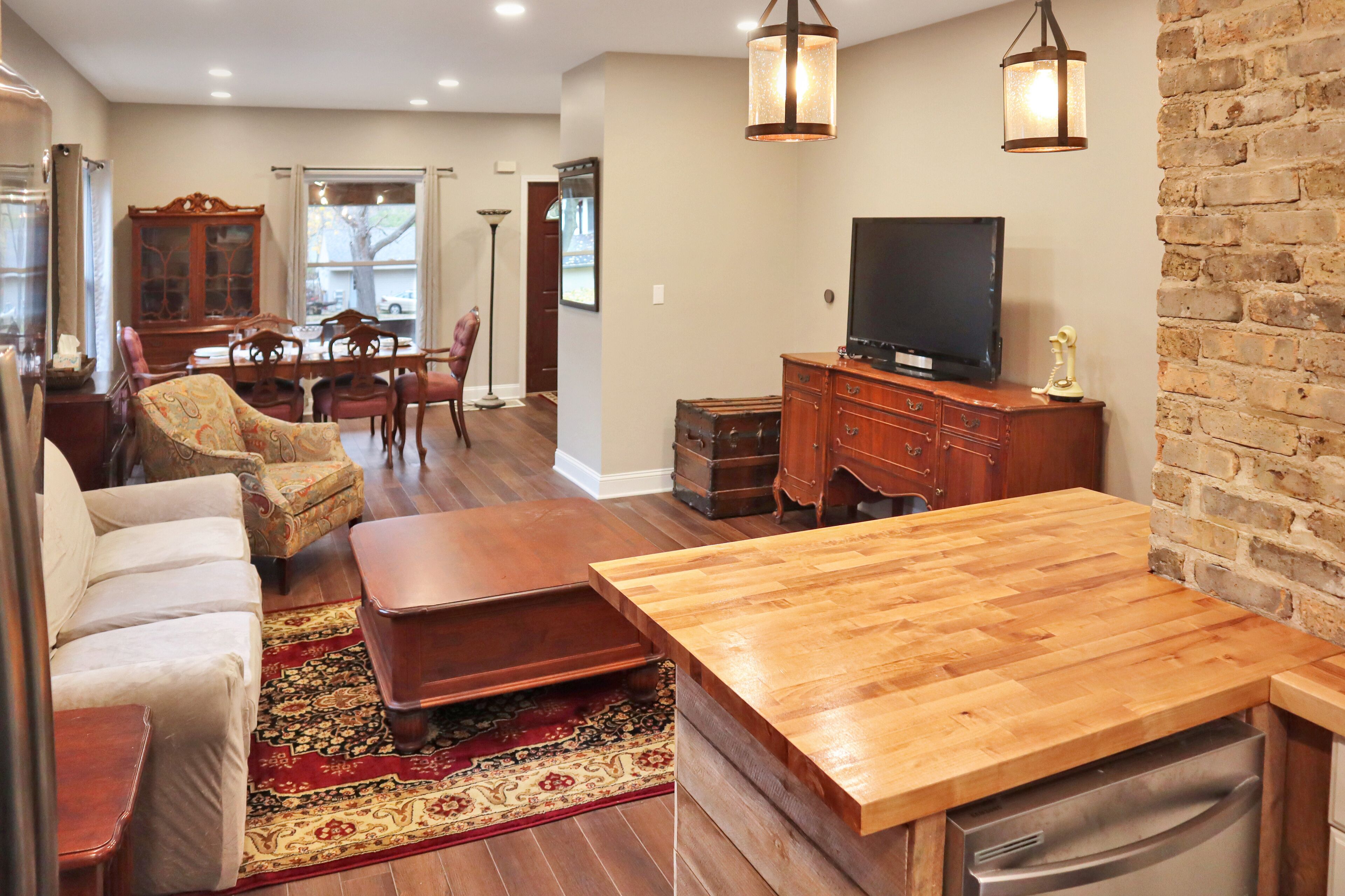 Newly Renovated Home 2 Blocks from Town Square