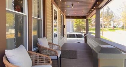 3 BR Home near DT Woodstock Square with Hot Tub & Arcade Games!